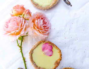Tartelette citron et rose du jardin