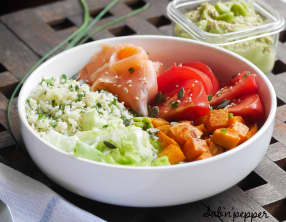 Poke bowl au saumon fumé et semoule d'herbes fraîches