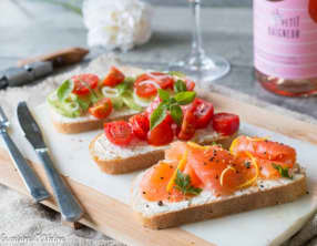 Bruschetta au saumon fumé, tomates cerises ou avocat