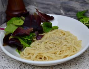 Spaghetti au poivre et pecorino