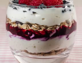 Verrine de yaourt au muesli et fruits rouges
