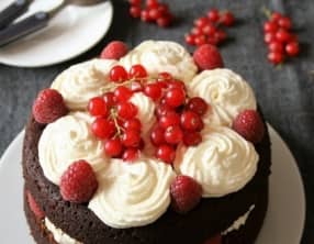 Moelleux au chocolat garni à la crème mascarpone et framboises