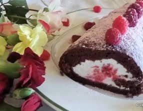 Roulé au chocolat chantilly, fève tonka et framboises