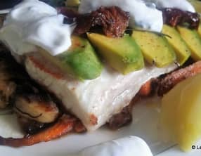 Papillote de poisson maigre Corvina Rex à l'avocat et aux tomates confites