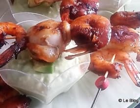Brochette de crevettes, noix de St Jacques et dip à l'avocat