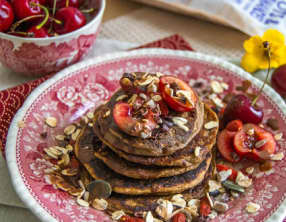 Pancakes au müesli aux graines, cacao et cerises