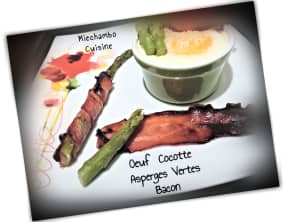 Œuf cocotte, asperges vertes au bacon et croûtons