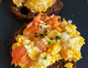 Tartine du nordique aux œufs brouillées et saumon