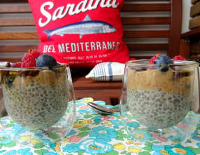 Dessert aux graines de chia et fruits rouges