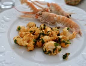 Queues de langoustines poêlées à l'ail et persil