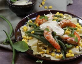 Salade de pâtes aux haricots verts et aux gambas sauce fromage au pesto