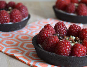 Tartelettes sablées au cacao, framboises et rose