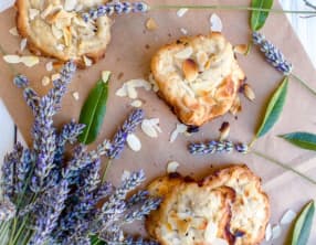 Tuiles aux amandes, fleurs de lavande et petit épeautre