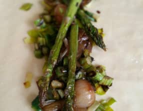 Le strudel printanier aux asperges, oignons grelot, poireaux et mozzarella