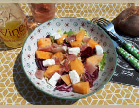 Salade, feta, jambon cru et melon