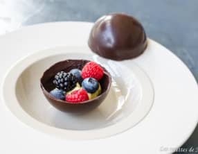 Sphères de chocolat aux fruits rouges et litchi