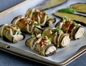 Roulés d'aubergines au houmus à l'ail rôti