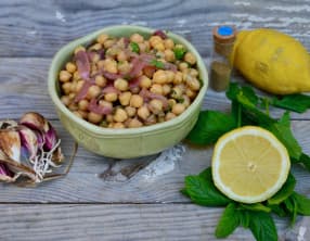Salade marocaine : pois chiches, coriandre, menthe, pickles d’oignons