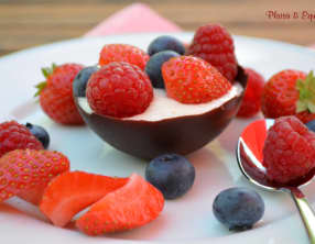 Mousse au fromage blanc et fruits rouges dans sa coque au chocolat
