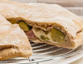 Tourte fourrée au jambon, courgettes et mozzarella
