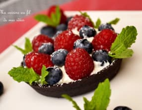 Tartelettes sablées chocolat noir aux framboises, myrtilles et menthe