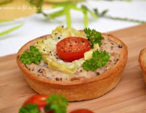 Petites quiches au thon, moutarde à l'ancienne et coeurs d'artichauts