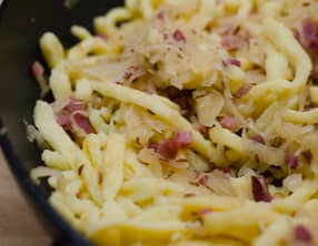 Spätzles à la choucroute, aux lardons et au cumin