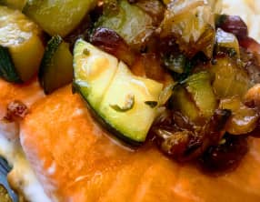 Saumon mi-cuit et sa poêlée de courgettes à la grenade