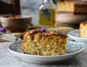 Cake à la tapenade d'olive noire, tomate et fromage
