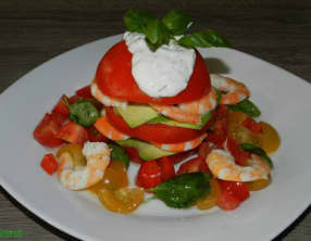 Tourelle de tomates à l'avocat et aux scampis