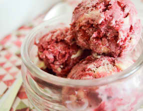 Glace marbrée au chocolat blanc et à la framboise