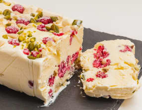 Semifreddo aux framboises et aux fruits secs