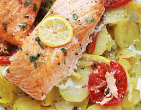 Pavés de saumon, pommes de terre fondantes, citron et tomates au four