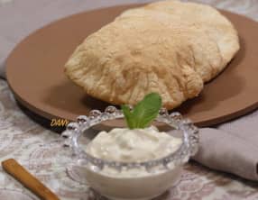 Pain pita et sauce blanche