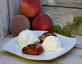 Pêches rôties au romarin
