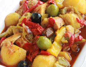 Poulet aux poivrons, pommes de terre et olives en sauce tomate