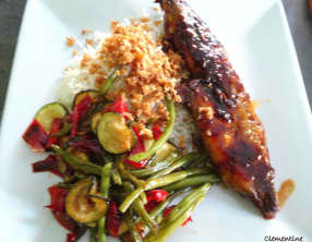 Maquereau à l'indonésienne aux haricots verts et oignons frits