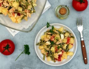 Salade de pommes de terre, haricots verts, thon, oeufs durs et tomates