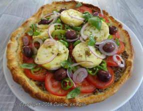 Salade de tomates, chèvre chaud, olives de Kalamata, tapenade sur feuilleté croustillant