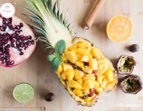 Salade de fruits exotiques : ananas, mangue, grenade