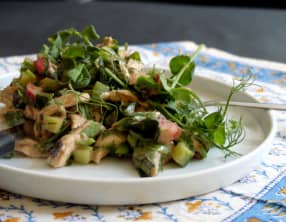 Salade d'été au poulet, légumes croquants et herbes fraiches