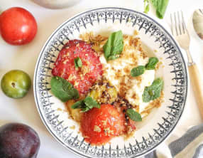 Prunes au grill, burrata fumée et crumble de noix