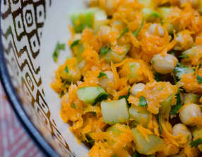 Salade de pois chiches, de concombre et de carottes