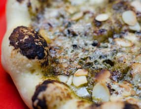 Pizza au pesto, au Roquefort et aux amandes effilées