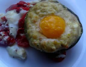 Courgette farcie au fromage et œufs, sur lit de tomates