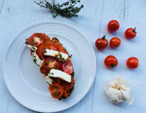 Bruschettas, crème de poivrons, tomates et mozzarella au thym citron