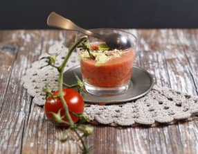 Fraîcheur de tomates à la fraise et à l'avocat