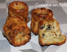 Cannelés au roquefort, noix et coing