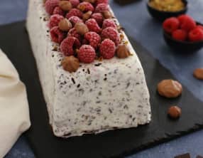 Terrine glacée stracciatella, framboise, pistache et meringues au chocolat