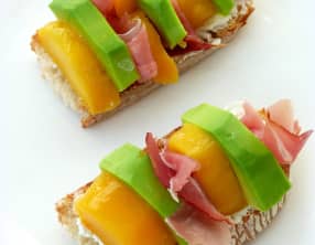 Tartines de mangue, avocat, chèvre frais et jambon fumé